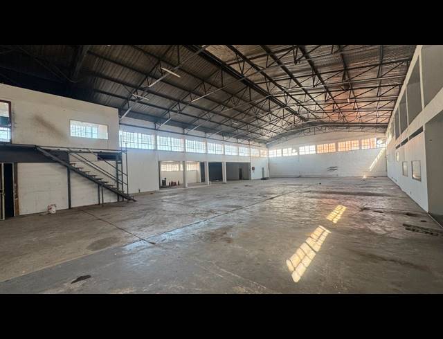 1,900M² WAREHOUSE TO LET IN WYNBERG